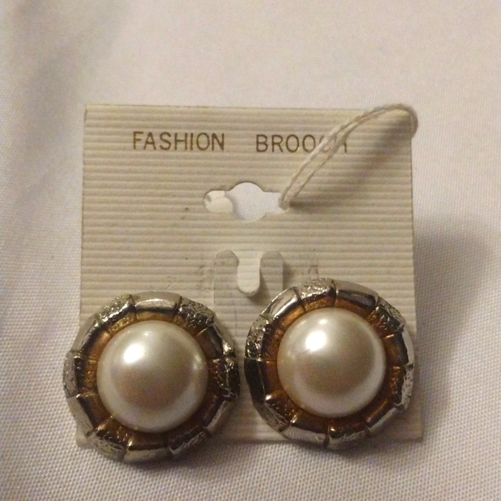 Gold tone round faux pearl errings